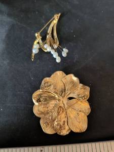 lot 86 image: Gold Tone Flower Brooch and Pearl Spray Pin Set