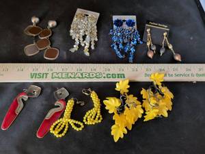 lot 100 image: Mixed Lot of 7 Fashion Dangle Earrings