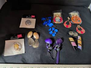 lot 121 image: Mixed Lot of Fashion Earrings and Pendants