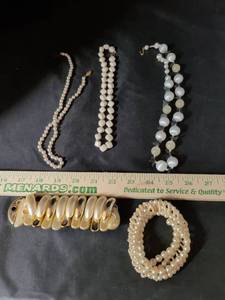 lot 124 image: Faux Pearl and White Bead Jewelry Lot - 5 Pieces