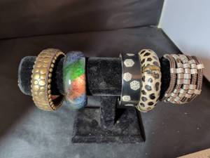 lot 140 image: Mixed Bangle Bracelet Set of 5