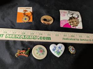 lot 146 image: Mixed Lot of Fashion Accessories and Pins