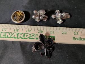 lot 165 image: Mixed Fashion Costume Jewelry Lot - Rings