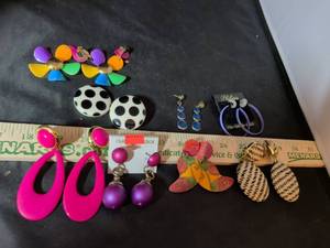 lot 170 image: Colorful Fashion Earrings Collection - 8 Pairs