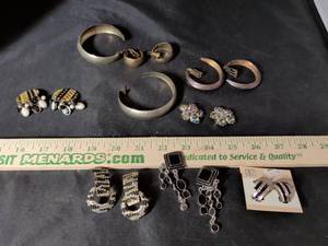 lot 171 image: Mixed Costume Jewelry Lot with Earrings.