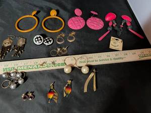 lot 176 image: Mixed Lot of Fashion Earrings