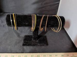 lot 186 image: Mixed Metal Bangle Bracelet Set