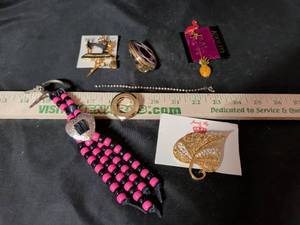 lot 195 image: Mixed Costume Jewelry and Accessories Lot