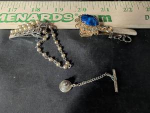 lot 237 image: Costume Jewelry Lot - Tie Clips, Faux Pearl Chain Brooch & Tie Tack Set