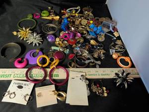 lot 252 image: Large Mixed Lot of Fashion Jewelry Earrings Brooches just a mixed lot of Mitch match stuff