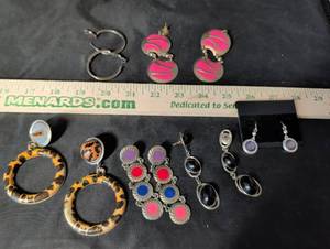 lot 256 image: Mixed Lot of Fashion Earrings