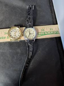 lot 259 image: Lorus Water Resistant Quartz Watch and Watch-It Night Light Quartz Watch
