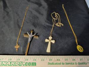 lot 263 image: Assorted cross necklaces and pendants