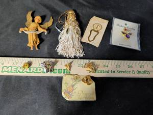 lot 272 image: Assorted pendants