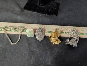 lot 283 image: Lot of 5 Assorted Costume Brooches and Pins