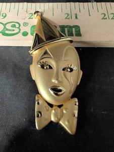 lot 286 image: Gold Tone Clown Face Brooch Pin