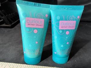 lot 293 image: Britney Spears Curious Body Souffle & Shower Gel Set