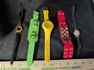 lot 299 image: Lot of 5 Fashion Wristwatches