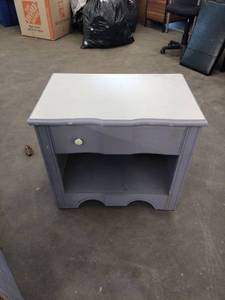 lot 60778 image: vintage French Provincial style End Table
