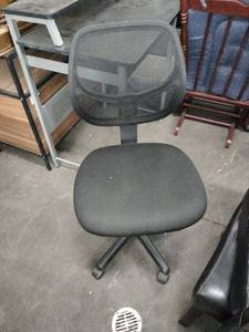 lot 60814 image: Low Back Mesh Swivel Task Office Chair with Curved Square Back