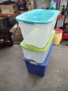 lot 60839 image: Set of 3 Plastic Storage Totes