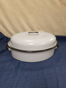 lot 2327 image: Blue Enamel Oval Roaster with Lid
