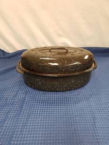 lot 2328 image: Black Speckled Enamelware Oval Roaster with Lid