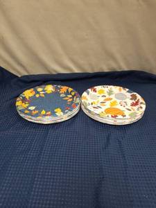 lot 2360 image: LOT OF RANDOM PAPER PLATES FOR HOLIDAYS