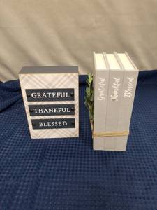 lot 2362 image: Grateful Thankful Blessed Farmhouse Decor Set