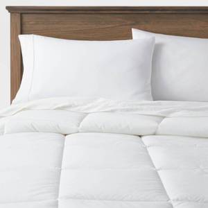 lot 2431 image: FullQueen Down Alternative Comforter - Threshold