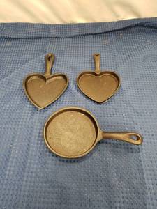 lot 2452 image: Mini Cast Iron Skillet Set - Heart Shaped and Round Pans