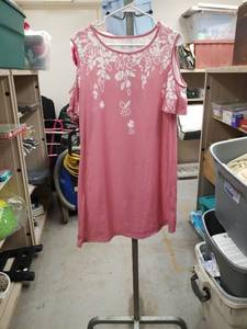 lot 2467 image: Emery Rose Pink Floral Cold Shoulder Dress Size L