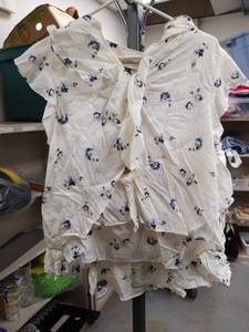 lot 2469 image: Universal Thread Goods Co. Floral Two-Piece Set Size M