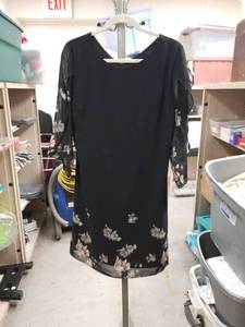 lot 2470 image: Grace Karin Black Floral Chiffon Sleeve Shift Dress Size M