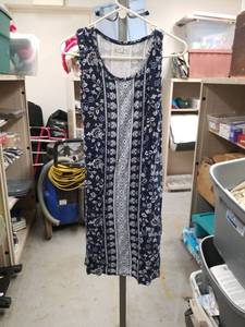 lot 2489 image: Maurices 247 Navy Blue Floral Sleeveless Maxi Dress Size Small