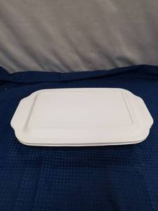 lot 2494 image: Pyrex Clear Glass Baking Dish with White Plastic Lid