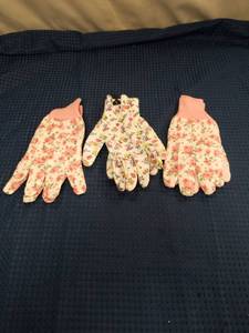 lot 2501 image: Floral Print Womens Gardening Gloves Set