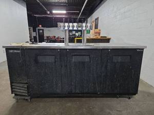 lot 12562 image: True Commercial Kegerator Beer Dispenser with 8 Taps