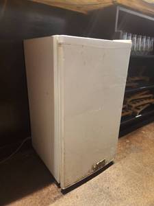 lot 12570 image: Samsung 3.0 Cu Ft Compact Mini Refrigerator  Model SFR03BAPWW