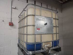 lot 12609 image: 275 Gallon IBC Tote Tank with Metal Cage and Pallet