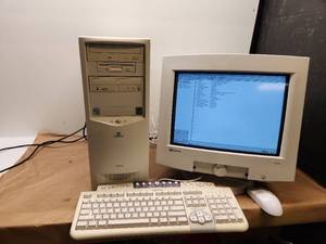 lot 1 image: Gateway Essential Tabor II Desktop PC with CRT Monitor Complete Setup