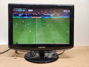 lot 40 image: Samsung LN19A330J1D 19-Inch LCD TV