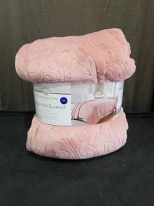 lot 1527 image: Huntington Home King Sculpted Blanket in Pink