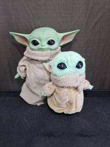 lot 1531 image: Star Wars The Mandalorian Grogu Plush Toy Set of 2