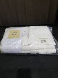 lot 1539 image: 4-Piece 100% Cotton Bath Towel Set - Bright White