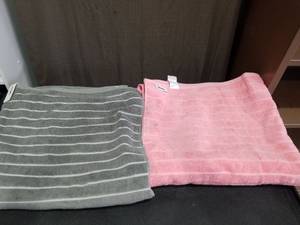 lot 1540 image: DKNY Bath Towel Set - Gray Stripe and Pink (2 Piece)