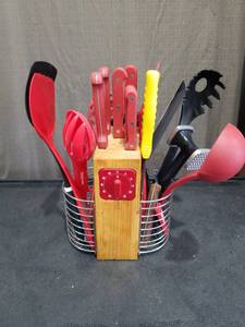 lot 1550 image: Kitchen Utensil and Knife Set with Caddy