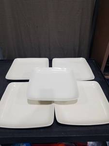 lot 1593 image: Style Eyes by Baum Bros Retro Collection White Square Plates Set of 5