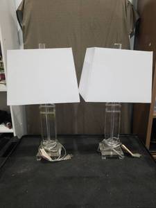 lot 1620 image: Set of 2 Clear Acrylic Column Table Lamps with White Rectangular Shades