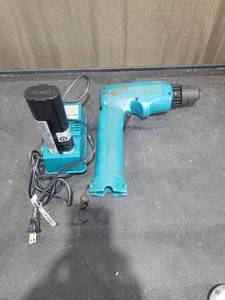 lot 1648 image: Makita 6095D 9.6V Cordless Drill with Battery and Charger